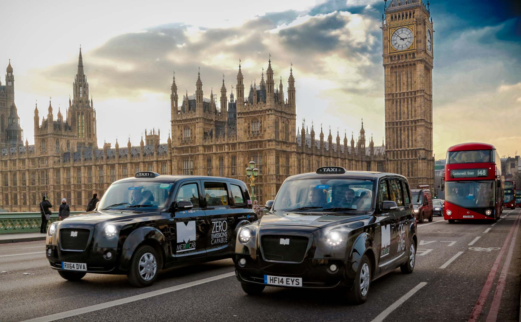 Первая в мире в лондоне. КЭБ такси Лондон. КЭБ В Англии. Блэк КЭБ такси Лондон. Такси Блэк КЭБ Великобритании.