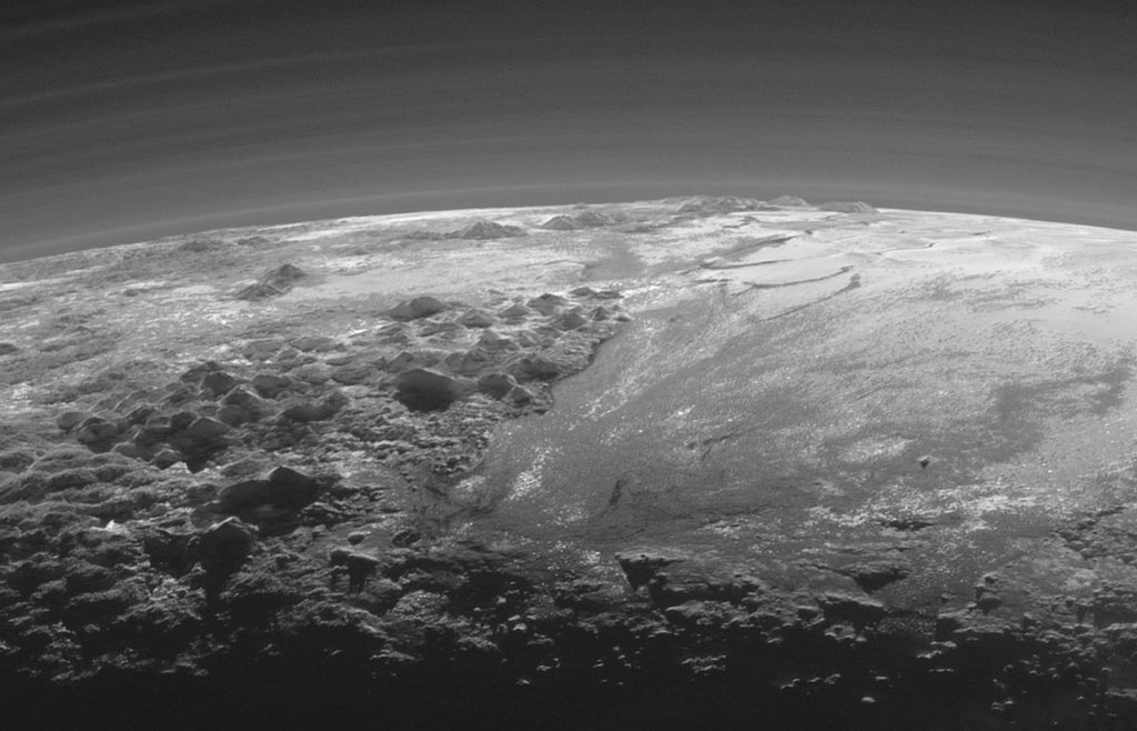 Поверхность Плутона неоднородна: на ней имеются разнообразны формы рельефа