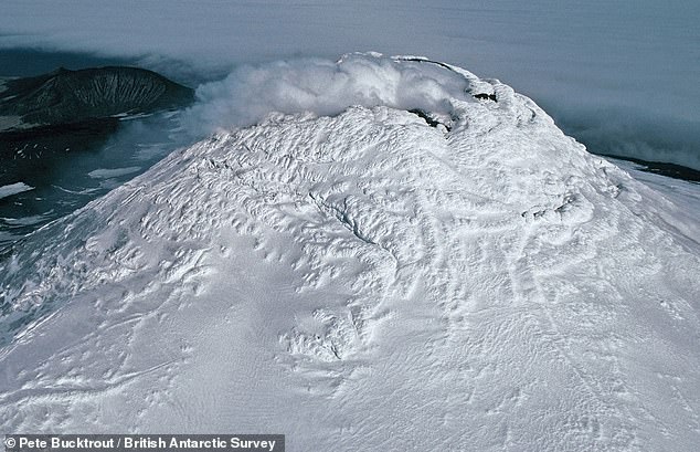 Необычное лавовое озеро в кратере вулкана Маунт Майкл