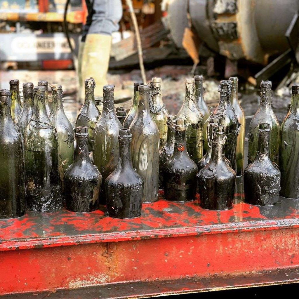 SS Kyros: водолазы достали 900 бутылок редкого алкоголя со дна Балтийского моря