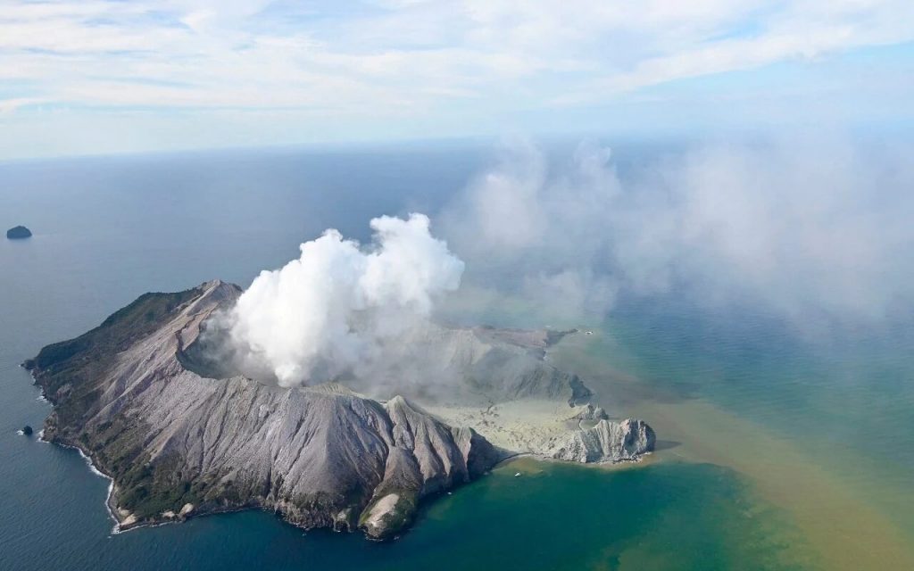 Извержение вулкана Уайт-Айленд в Новой Зеландии