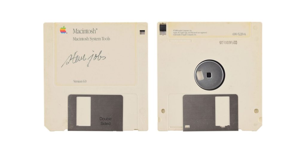 Дискету Macintosh System Tools 6.0 с автографом Стива Джобса продали за $84115