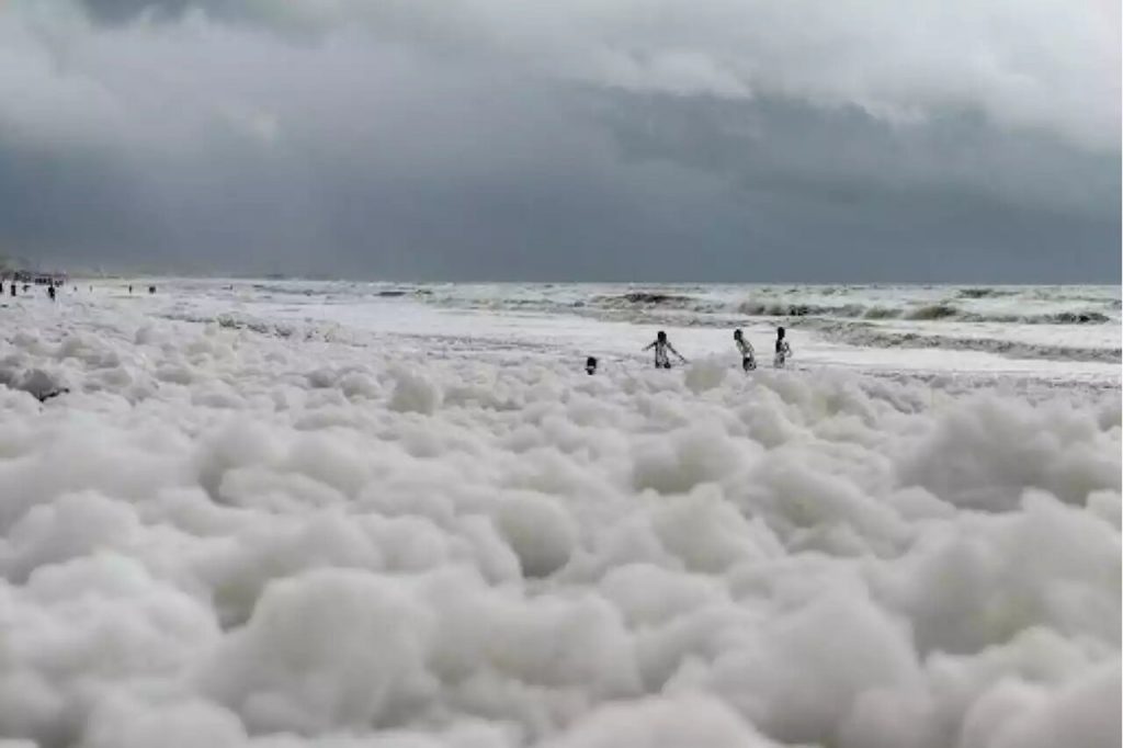 Ядовитая пена накрыла индийский пляж Marina beach
