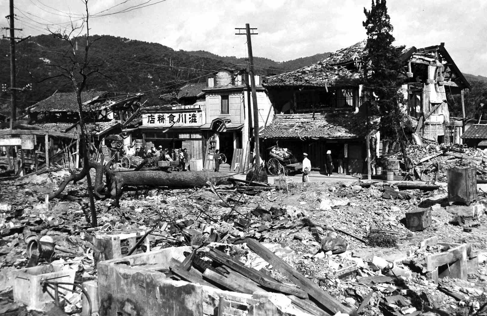 Нагасаки после ядерного взрыва. Япония 1945 Хиросима и Нагасаки. Бомбардировка Хиросимы и Нагасаки 1945.