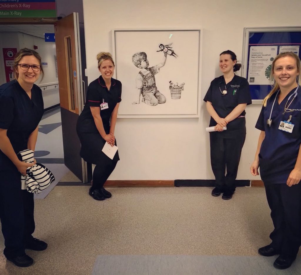 «Game Changer»: в британском госпитале появилась новая картина Бэнкси