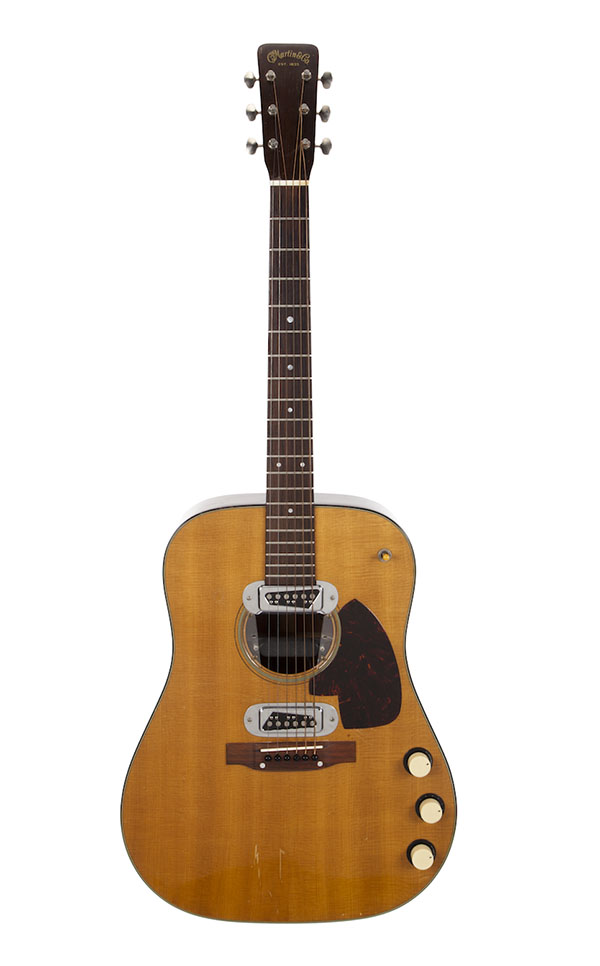 Martin D-18E Курта Кобейна стала самой дорогой гитарой в мире