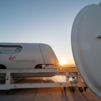 Virgin Hyperloop провела первое испытание вакуумного поезда с пассажирами