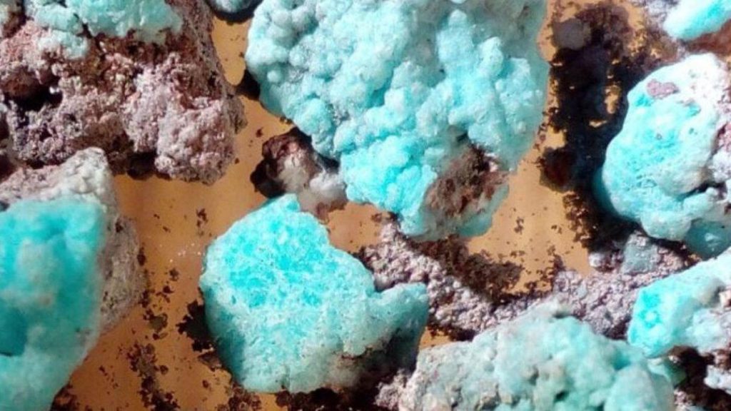 Петровит: учёные обнаружили новый вулканический минерал