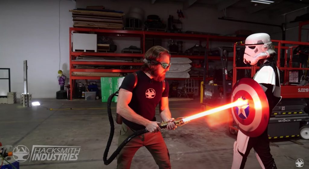 Фанаты «Star Wars» создали первый реальный световой меч