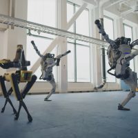 Задорный танец роботов от Boston Dynamics