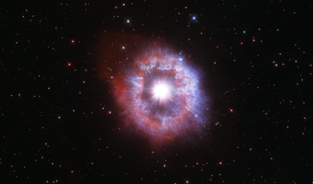 AG Киля: раскалённый гигант в объективе телескопа Hubble