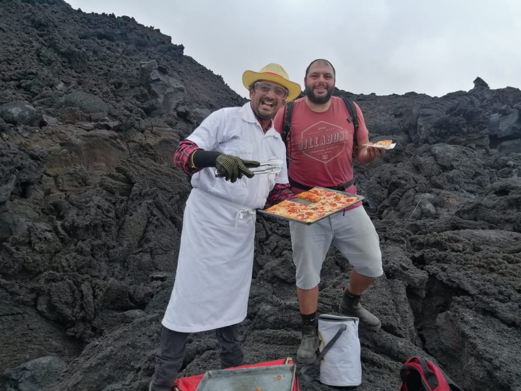 Гватемалец готовит пиццу на лаве вулкана Пакая