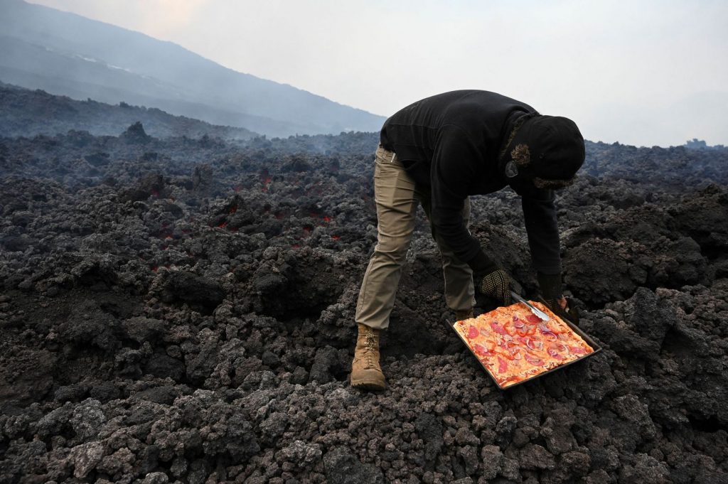 Гватемалец готовит пиццу на лаве вулкана Пакая