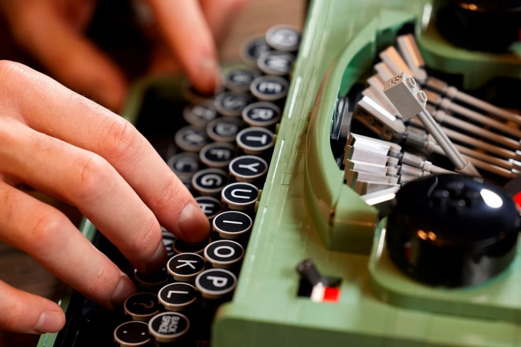 21327: пишущая машина Стива Гиннесса от LEGO