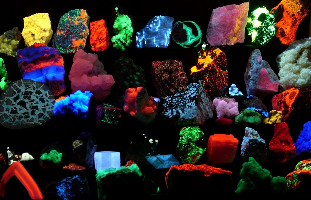 Почему минералы сияют радугой и светятся в ультрафиолете