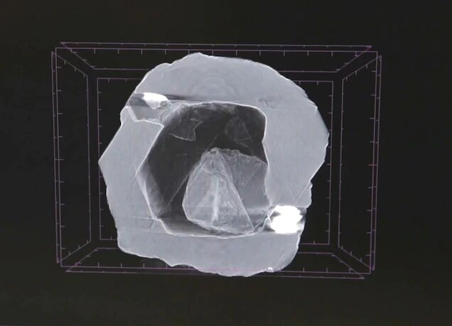 Уникальный алмаз-матрёшка возрастом более 800 млн лет