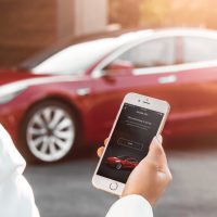Сбой серверов Tesla на время лишил водителей доступа к автомобилю