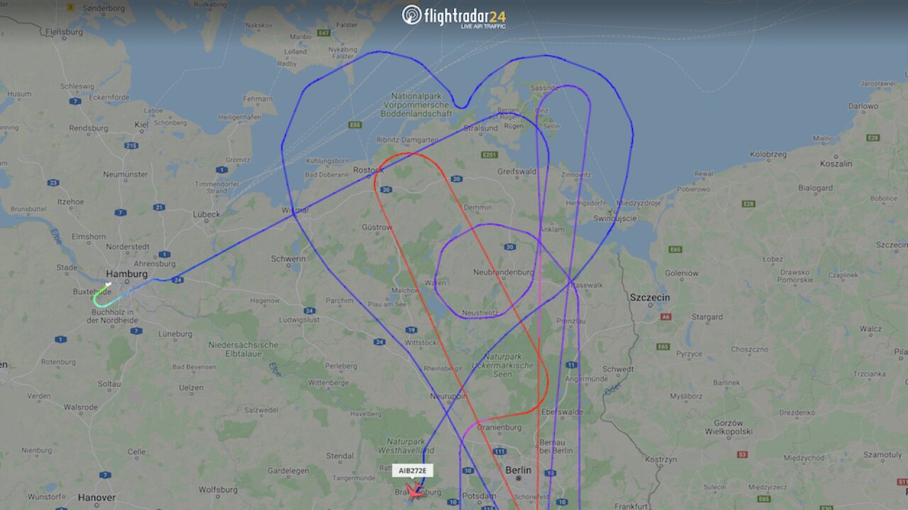 Последний новый Airbus A380 оставил на радаре послание в форме сердца