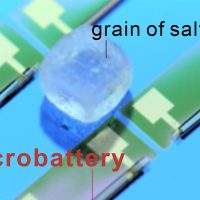 Немецкие учёные создали батарейку размером с крупицу соли