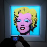 «Shot Sage Blue Marilyn»: работу Энди Уорхола продали за $195 млн