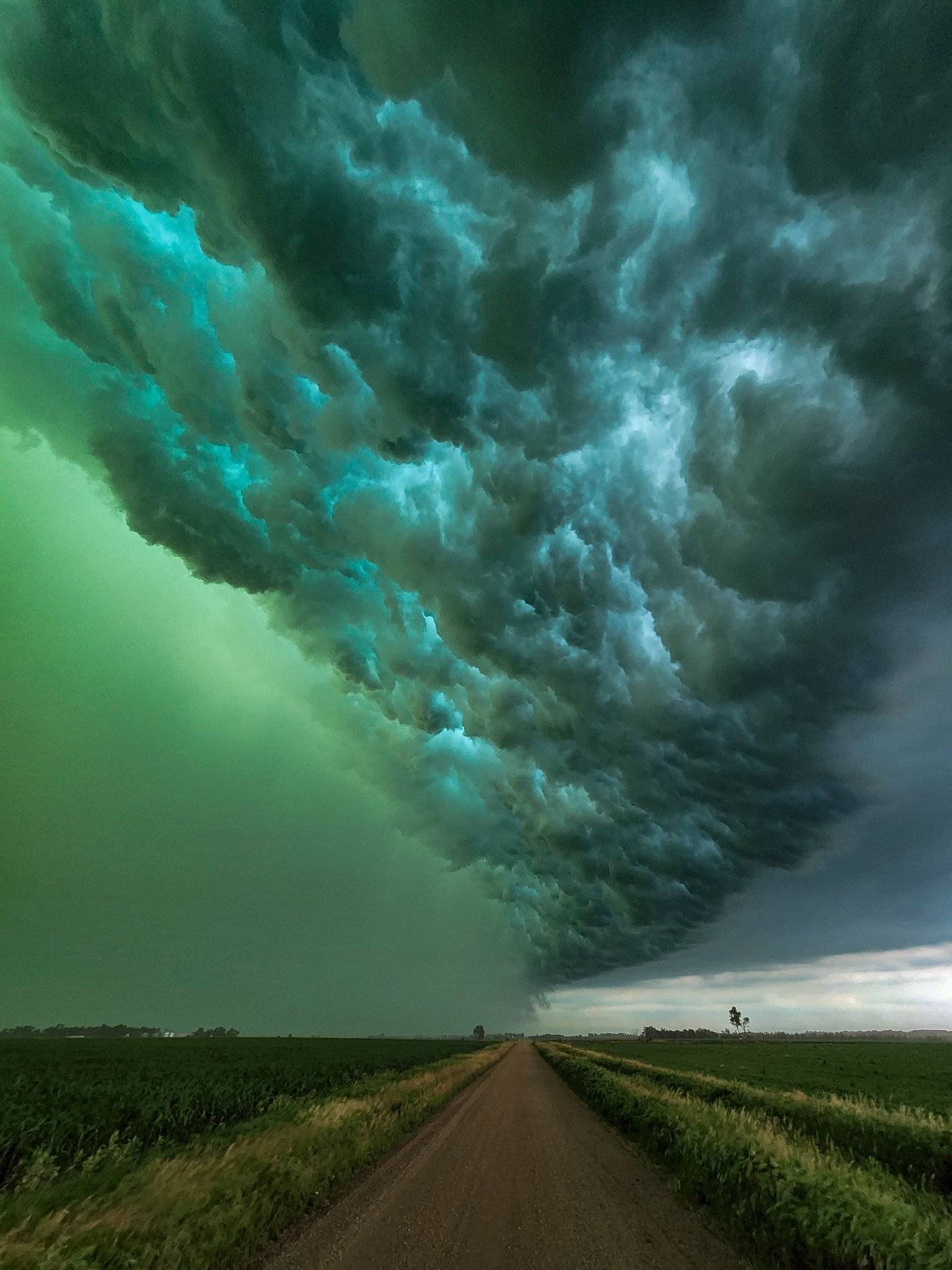 В американском Су-Фолс шторм окрасил небо в жуткий зелёный цвет