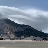 Левантер: облачный флаг над Гибралтарской скалой
