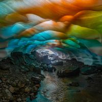 Фотограф обнаружил радугу в ледниковой пещере горы Рейнир