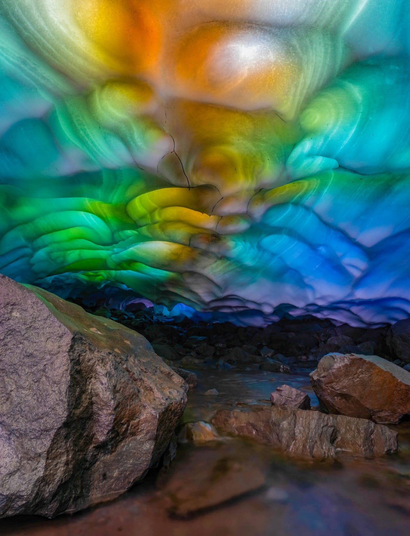 Фотограф обнаружил радугу в ледниковой пещере горы Рейнир