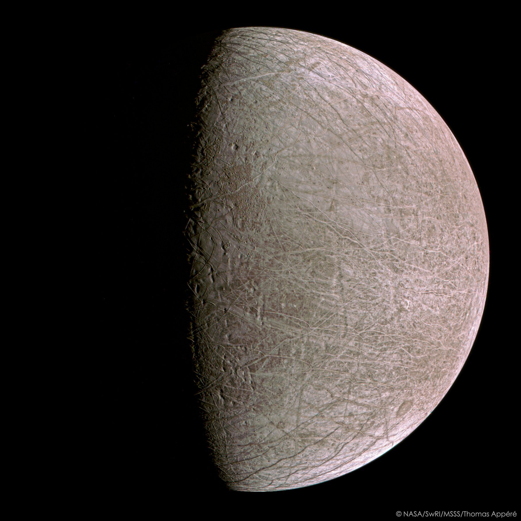 Новые детальные фото Европы глазами зонда Juno