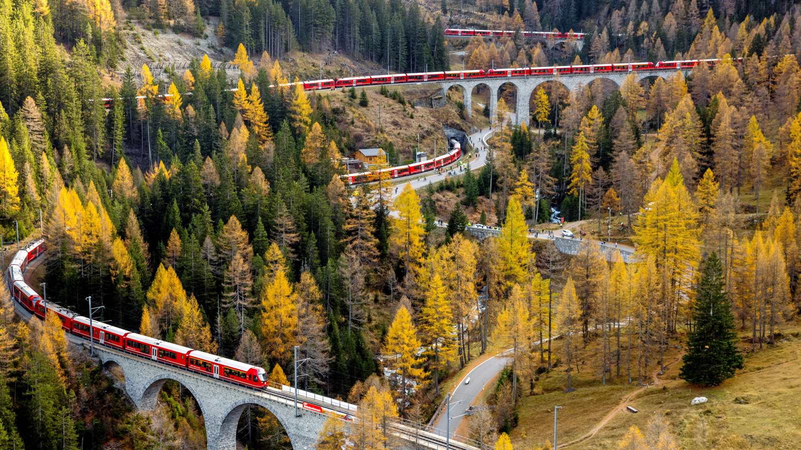В Швейцарии запустили самый длинный пассажирский поезд