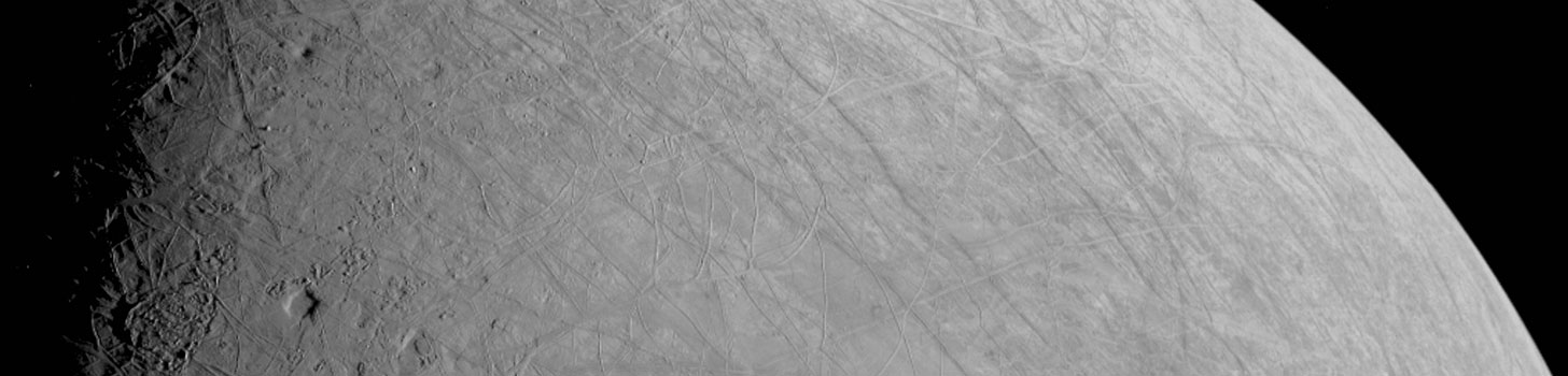 Новые детальные фото Европы глазами зонда Juno