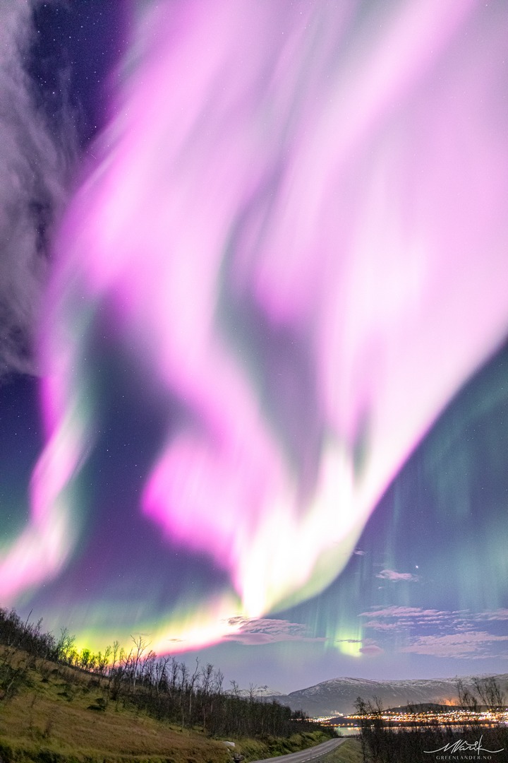 Над Норвегией появилось редкое розовое полярное сияние