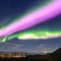Над Норвегией появилось редкое розовое полярное сияние