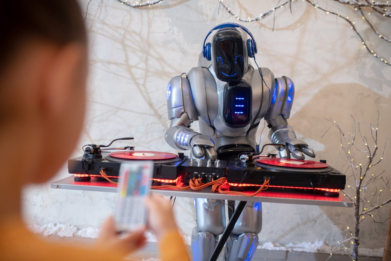 Musiclm. Робот с искусственным интеллектом. Роботы для обеспечения безопасности. Новейшие роботы. Робот музыкант.