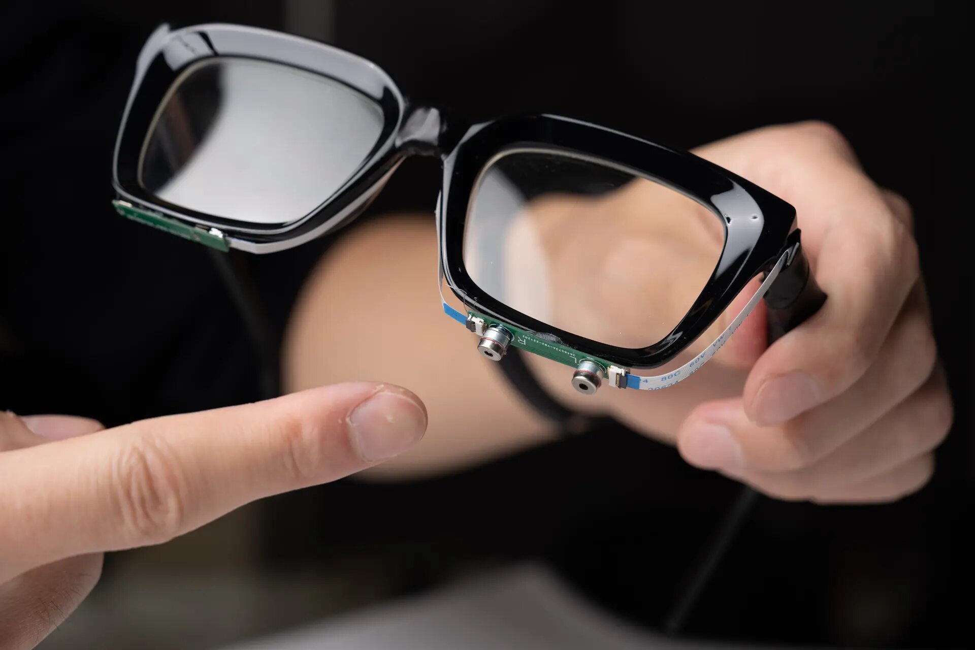 EchoSpeech: очки с сонаром «читают» по губам