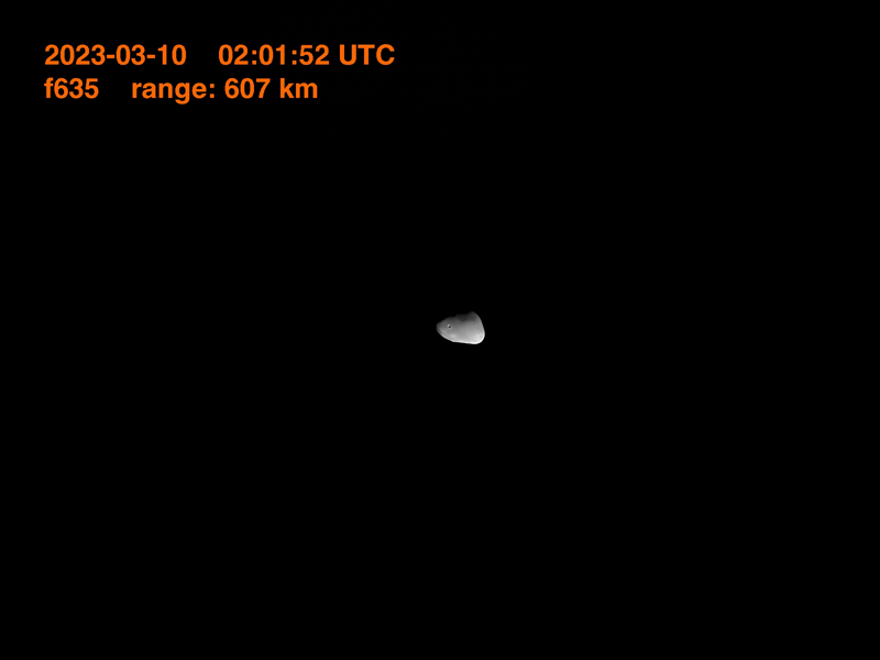 Зонд ОАЭ Аль-Амаль впервые сфотографировал обратную сторону Деймоса в высоком разрешении