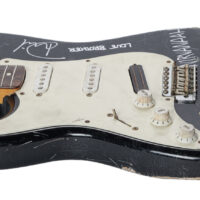 Разбитую гитару Курта Кобейна продали за $595 000
