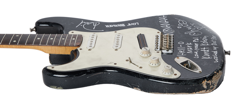 Разбитую гитару Курта Кобейна продали за $595 000