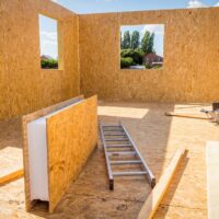 SIP-панели в малоэтажном строительстве: особенности материала
