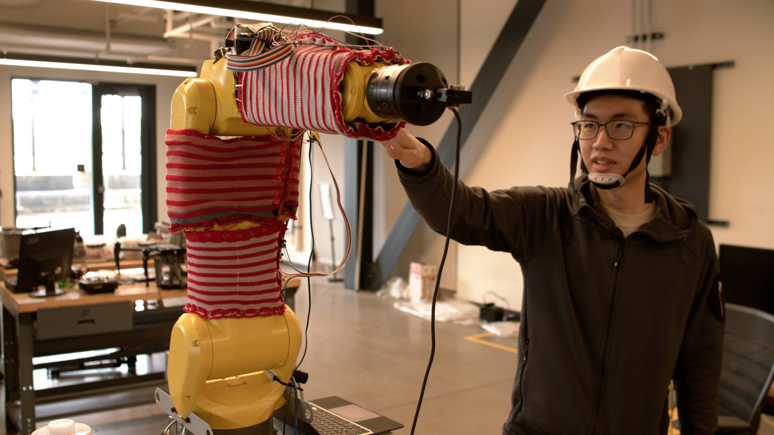RobotSweater: высокотехнологичные свитера дают роботам чувство осязания