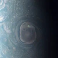 Juno впервые визуально зафиксировала молнии на Юпитере