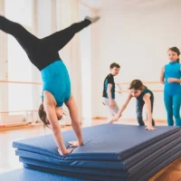Акробатика для детей: развивайте гибкость и координацию с удовольствием
