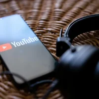 YouTube будет платить владельцам музыки за её использование для обучения ИИ