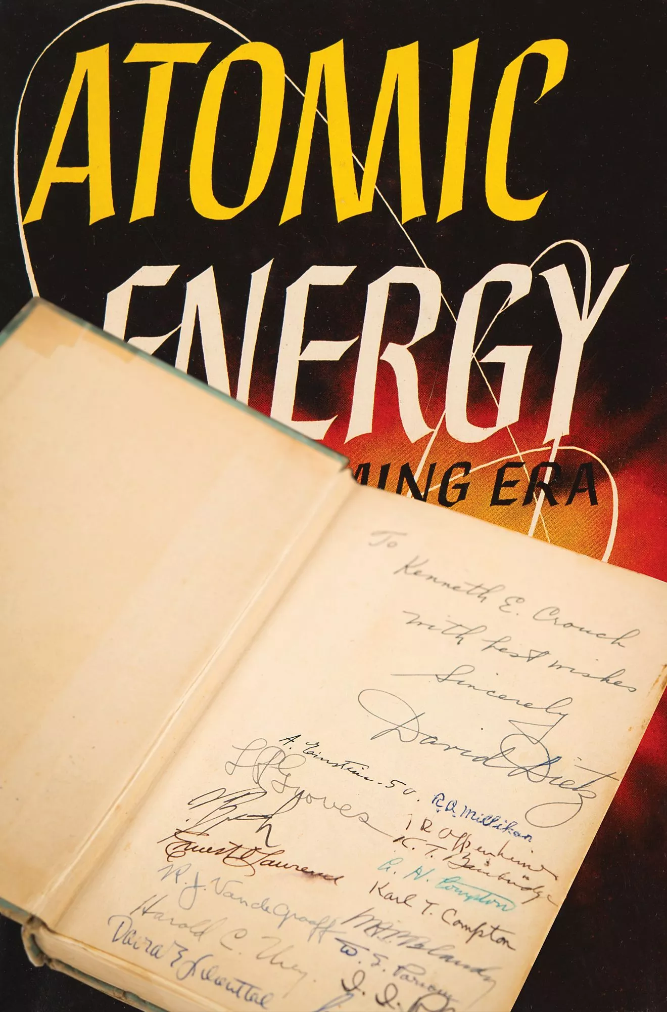 Копию книги с подписями Эйнштейна, Оппенгеймера и др. продадут на аукционе