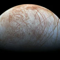На Европе (спутнике Юпитера) обнаружили источники углерода