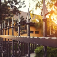 Металеві паркани: різновиди та особливості