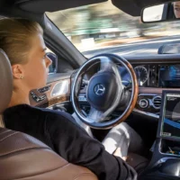 Mercedes разрабатывает подушки безопасности для автономных автомобилей