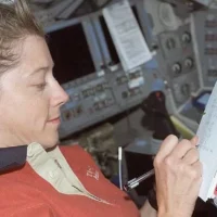 Почему NASA не хочет использовать карандаши в космосе?