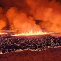 Извержение вулкана Рейкьянес на юго-западе Исландии
