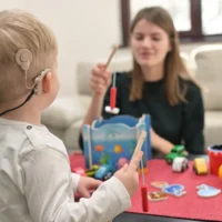 Учёные вернули слух детям с врождённой глухотой